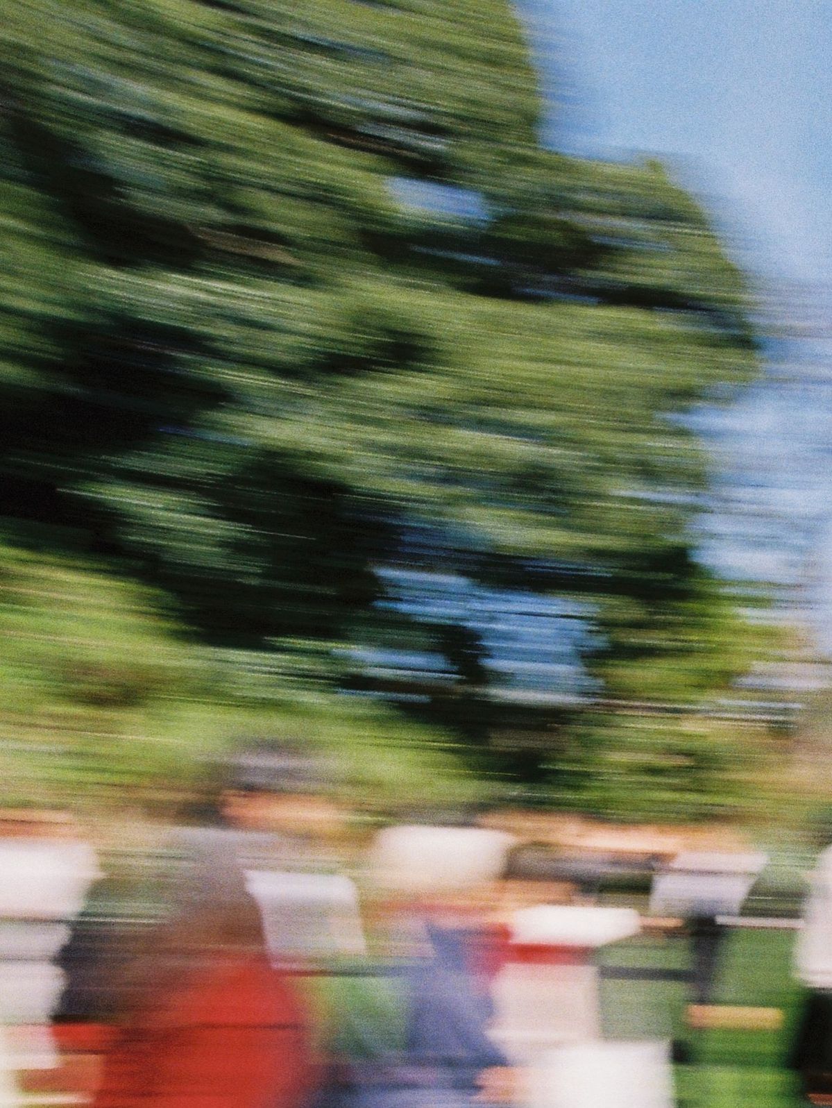Público al aire libre en movimiento